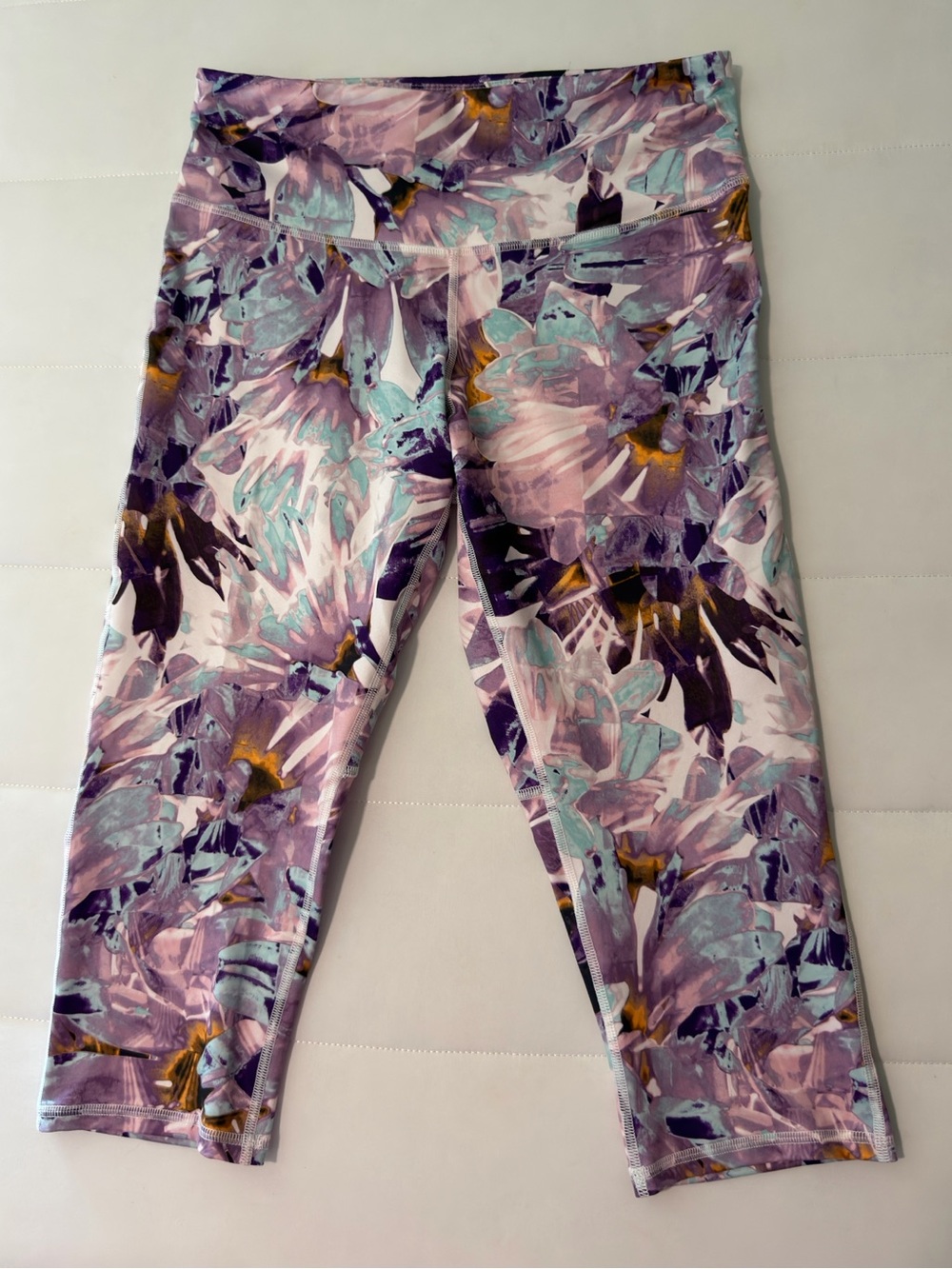 Champion Women’s Lavender Floral Capri Leggings size XL